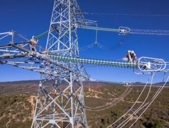全國首次！帶電作業向3900米海拔發起挑戰