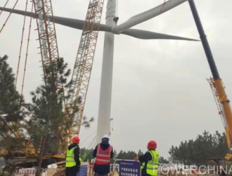 信陽查山風電項目15號風機順利吊裝完成