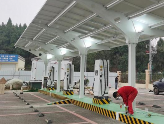 從擔(dān)心到安心 高速服務(wù)區(qū)充電站助力新能源車主暢快出行在路上