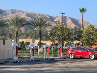 特斯拉據(jù)悉將建世界上最大超級充電站，配置100個充電樁