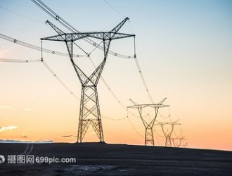 青海瑪爾擋水電站順利完成首臺壩頂門機(jī)吊裝
