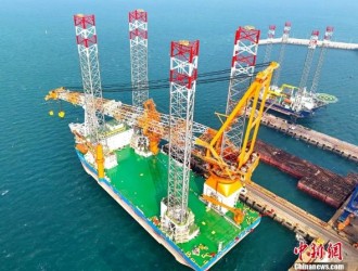 中國自主設計研發最新一代風電安裝平臺在山東青島交付